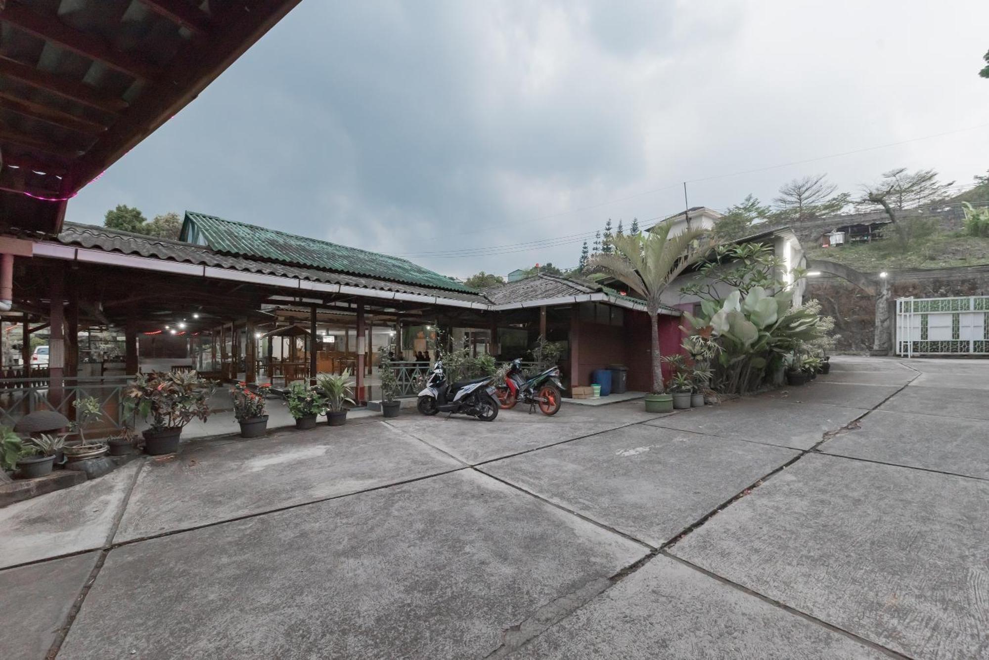 Reddoorz Plus At Hotel Griya Astoeti ボゴール エクステリア 写真