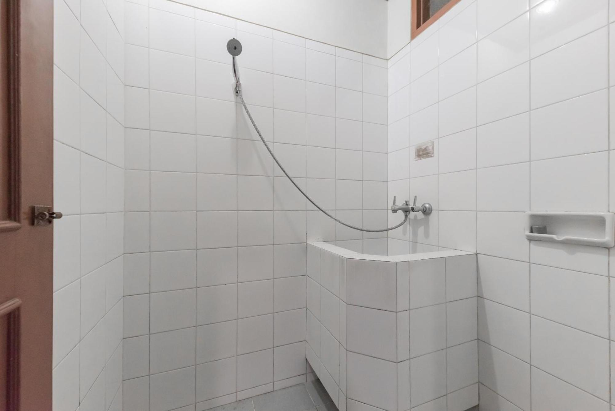 Reddoorz Plus At Hotel Griya Astoeti ボゴール エクステリア 写真